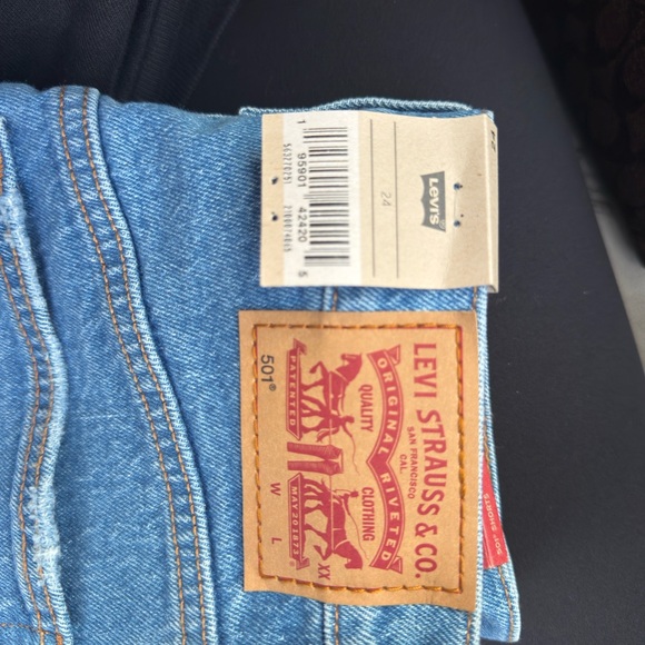 Levi's Women's Classic Blue Jean Shorts - Picture 3 of 3